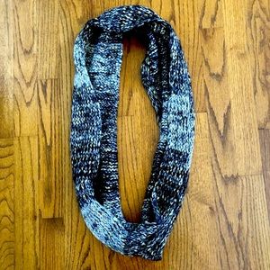 D&Y David & Young Black Grey Metallic Gold Circle Loop Infinity Winter Scarf